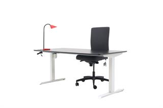 Kontorsæt med bordplade i sort, stelfarve i hvid, rød bordlampe og grå kontorstol